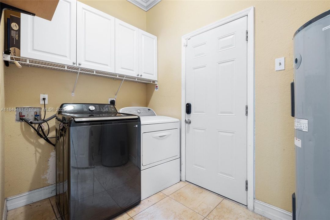 Vendido Recientemente: $849,900 (4 camas, 3 baños, 2445 Pies cuadrados)