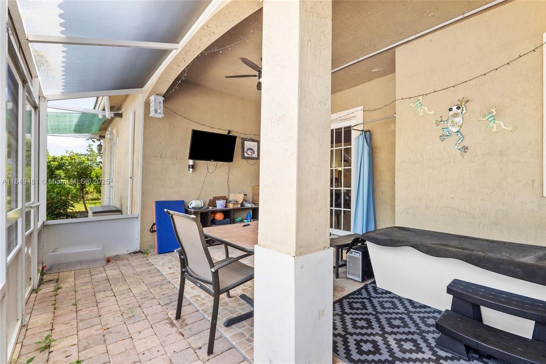 Vendido Recientemente: $849,900 (4 camas, 3 baños, 2445 Pies cuadrados)