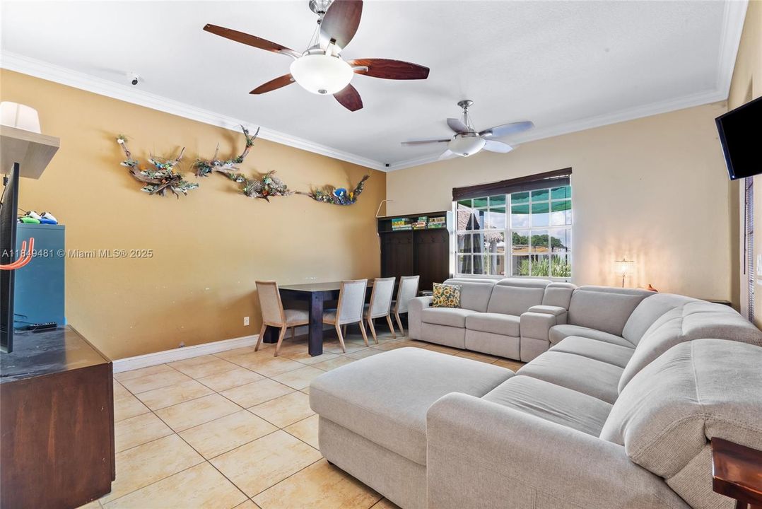 Vendido Recientemente: $849,900 (4 camas, 3 baños, 2445 Pies cuadrados)