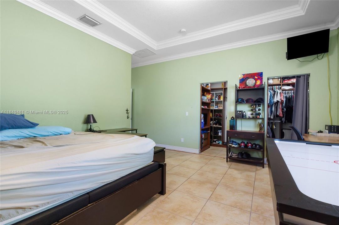 Vendido Recientemente: $849,900 (4 camas, 3 baños, 2445 Pies cuadrados)