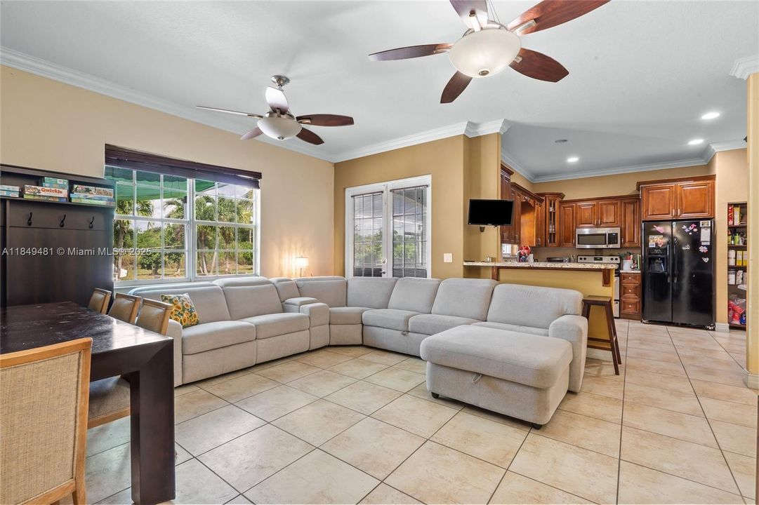 Vendido Recientemente: $849,900 (4 camas, 3 baños, 2445 Pies cuadrados)