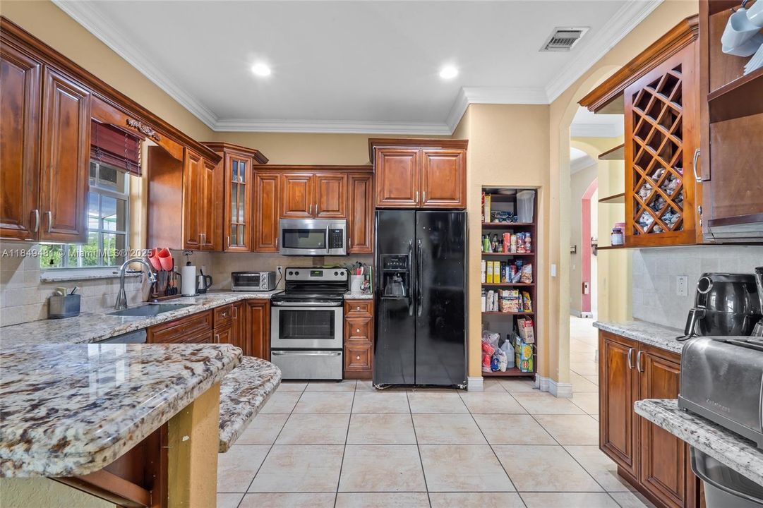 Vendido Recientemente: $849,900 (4 camas, 3 baños, 2445 Pies cuadrados)