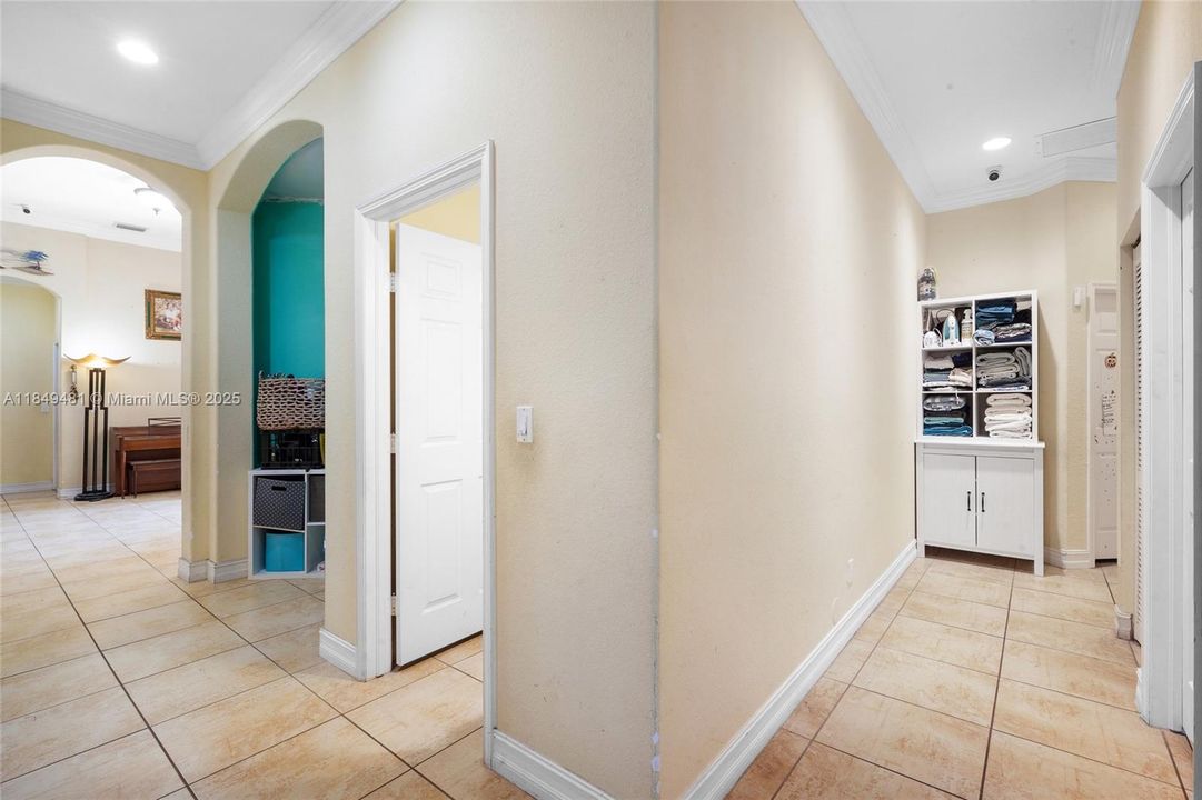 Vendido Recientemente: $849,900 (4 camas, 3 baños, 2445 Pies cuadrados)