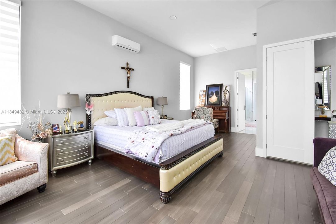 For Sale: $3,970,000 (6 beds, 4 baths, 5216 Square Feet)