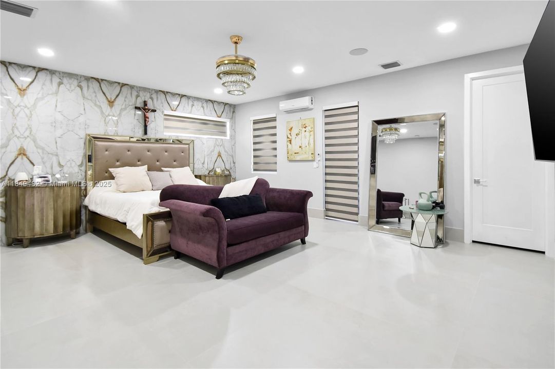 For Sale: $3,970,000 (6 beds, 4 baths, 5216 Square Feet)