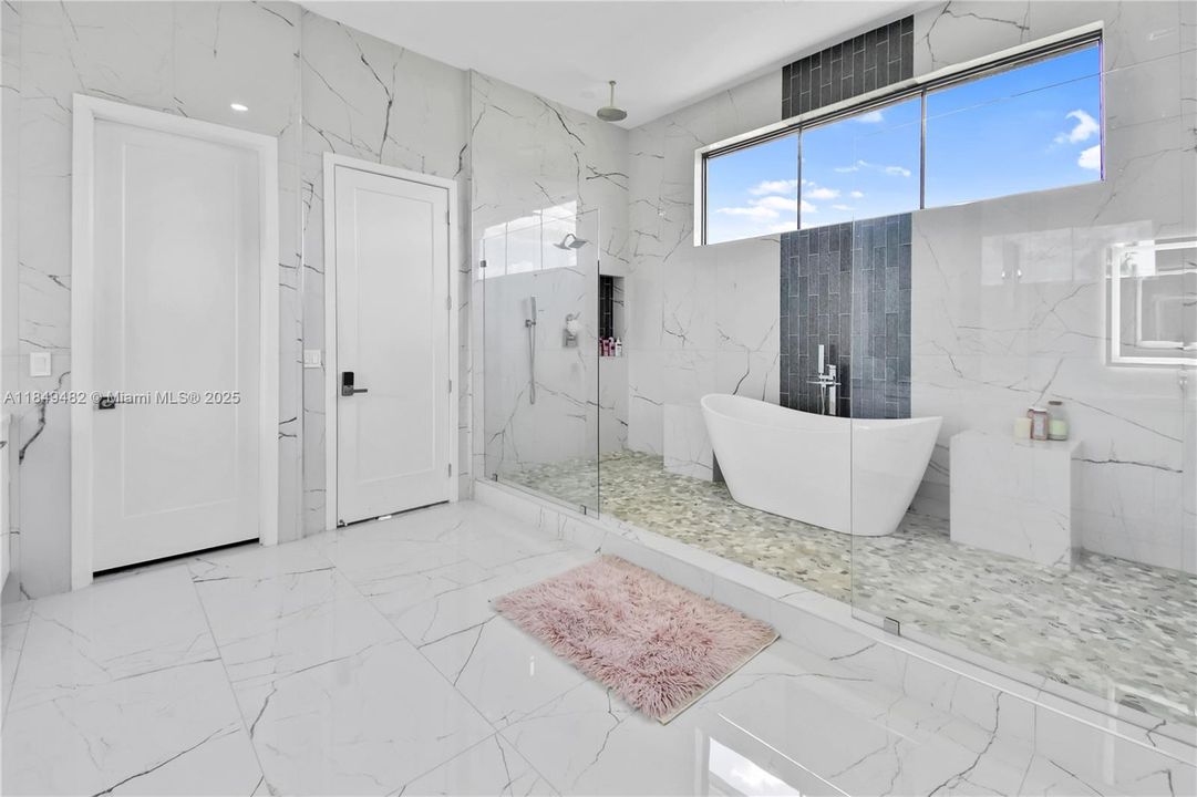 For Sale: $3,970,000 (6 beds, 4 baths, 5216 Square Feet)