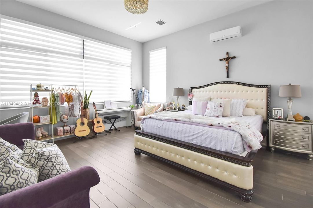 For Sale: $3,970,000 (6 beds, 4 baths, 5216 Square Feet)