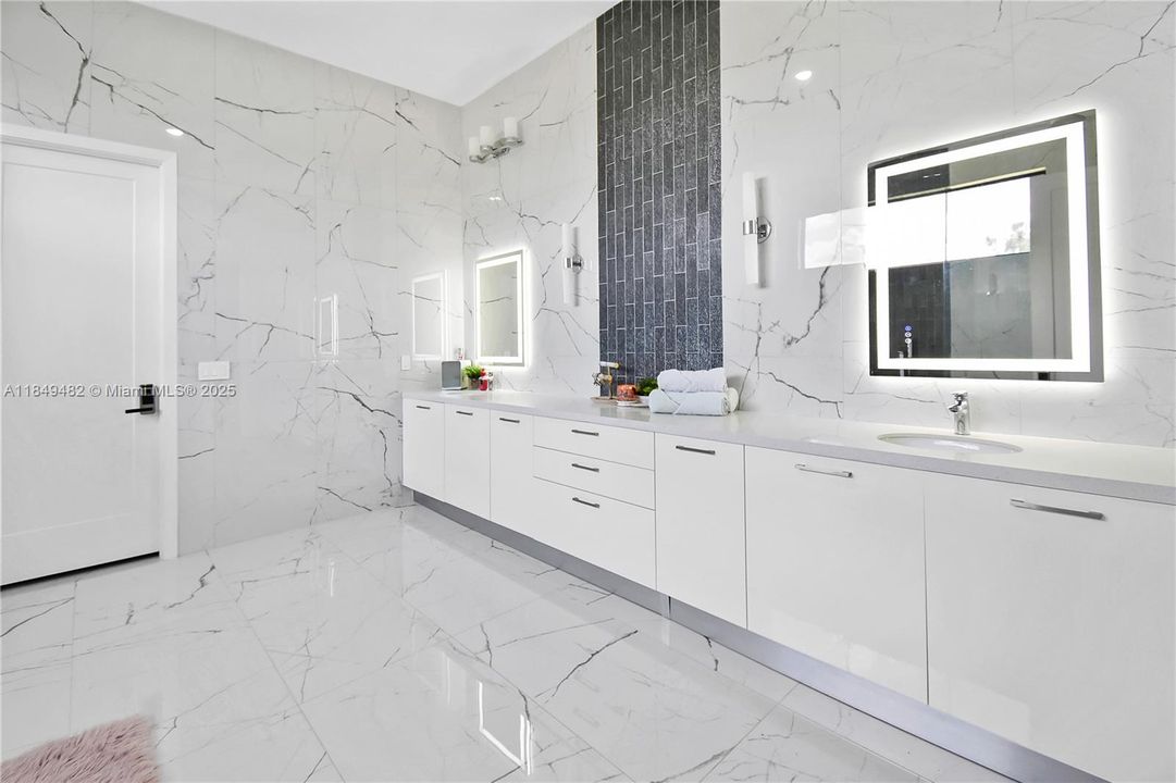 For Sale: $3,970,000 (6 beds, 4 baths, 5216 Square Feet)