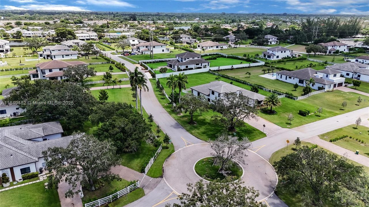 For Sale: $3,970,000 (6 beds, 4 baths, 5216 Square Feet)