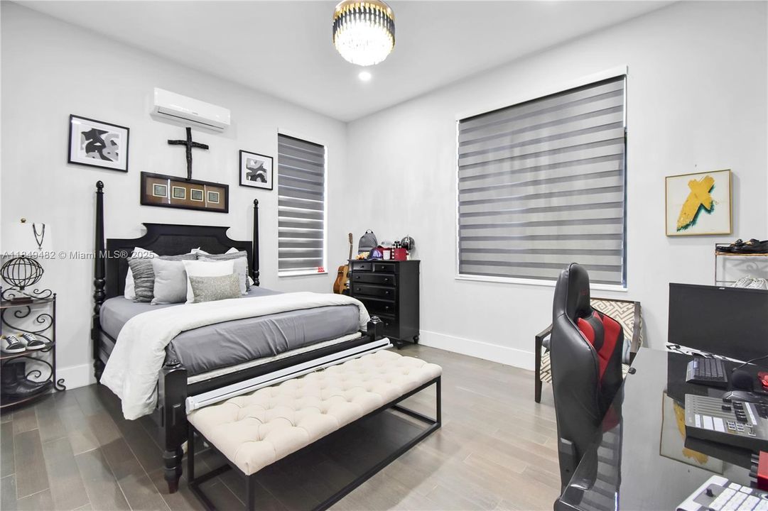 For Sale: $3,970,000 (6 beds, 4 baths, 5216 Square Feet)