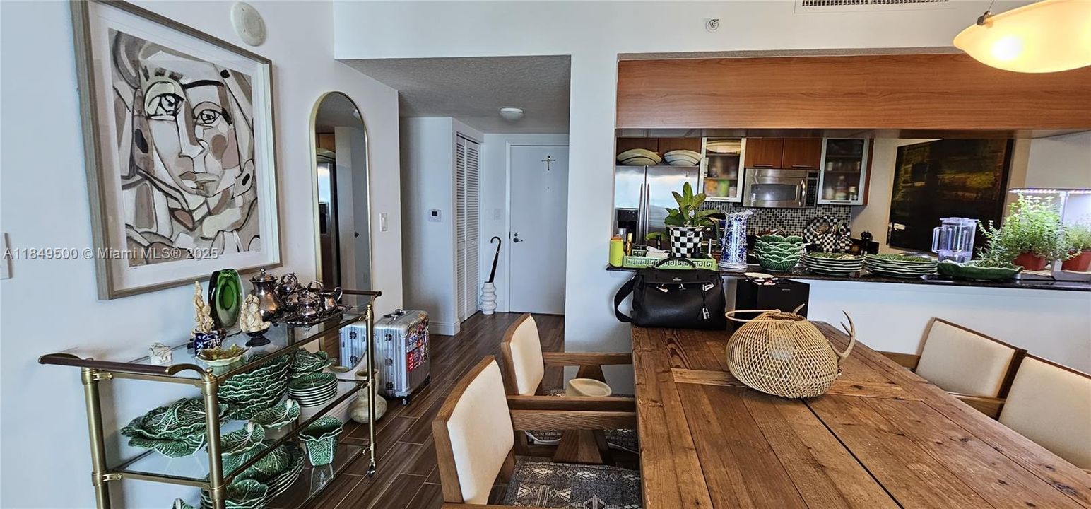 For Sale: $397,500 (1 beds, 1 baths, 839 Square Feet)