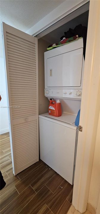 For Sale: $397,500 (1 beds, 1 baths, 839 Square Feet)