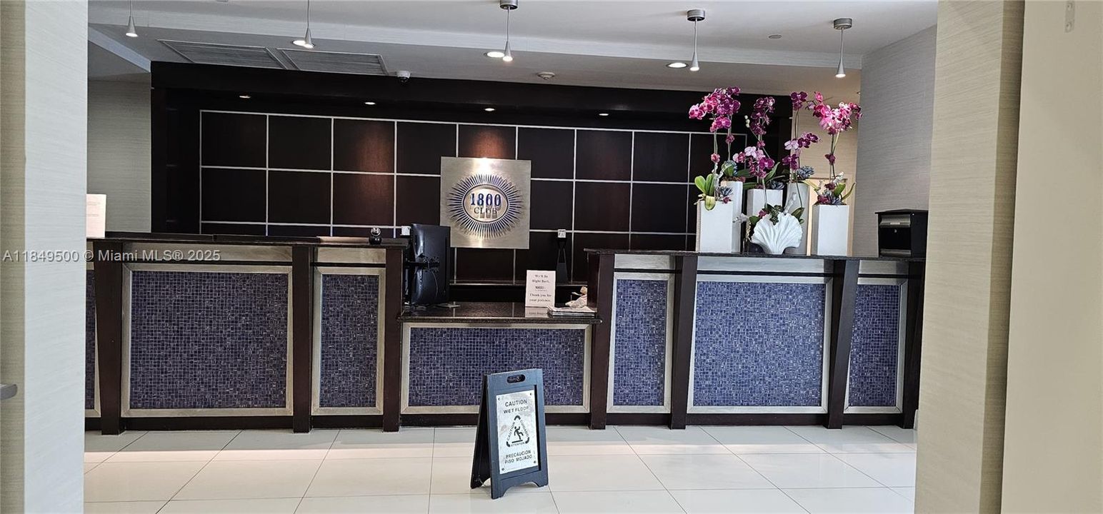 For Sale: $397,500 (1 beds, 1 baths, 839 Square Feet)