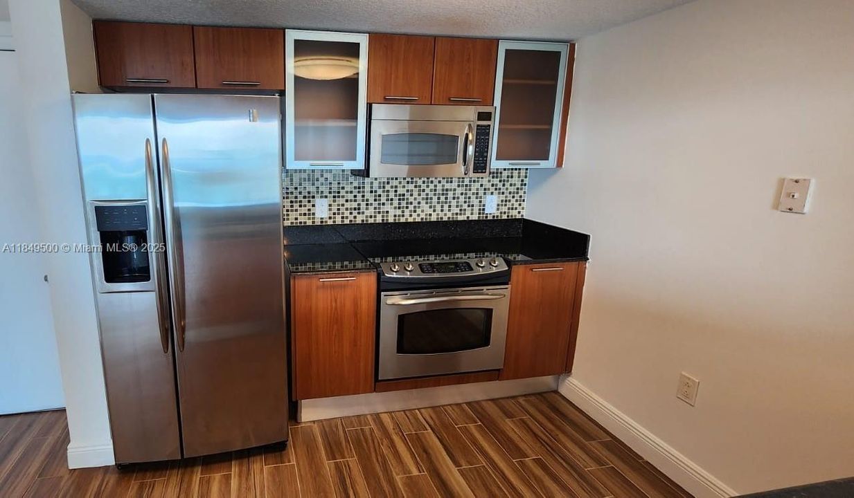 For Sale: $397,500 (1 beds, 1 baths, 839 Square Feet)