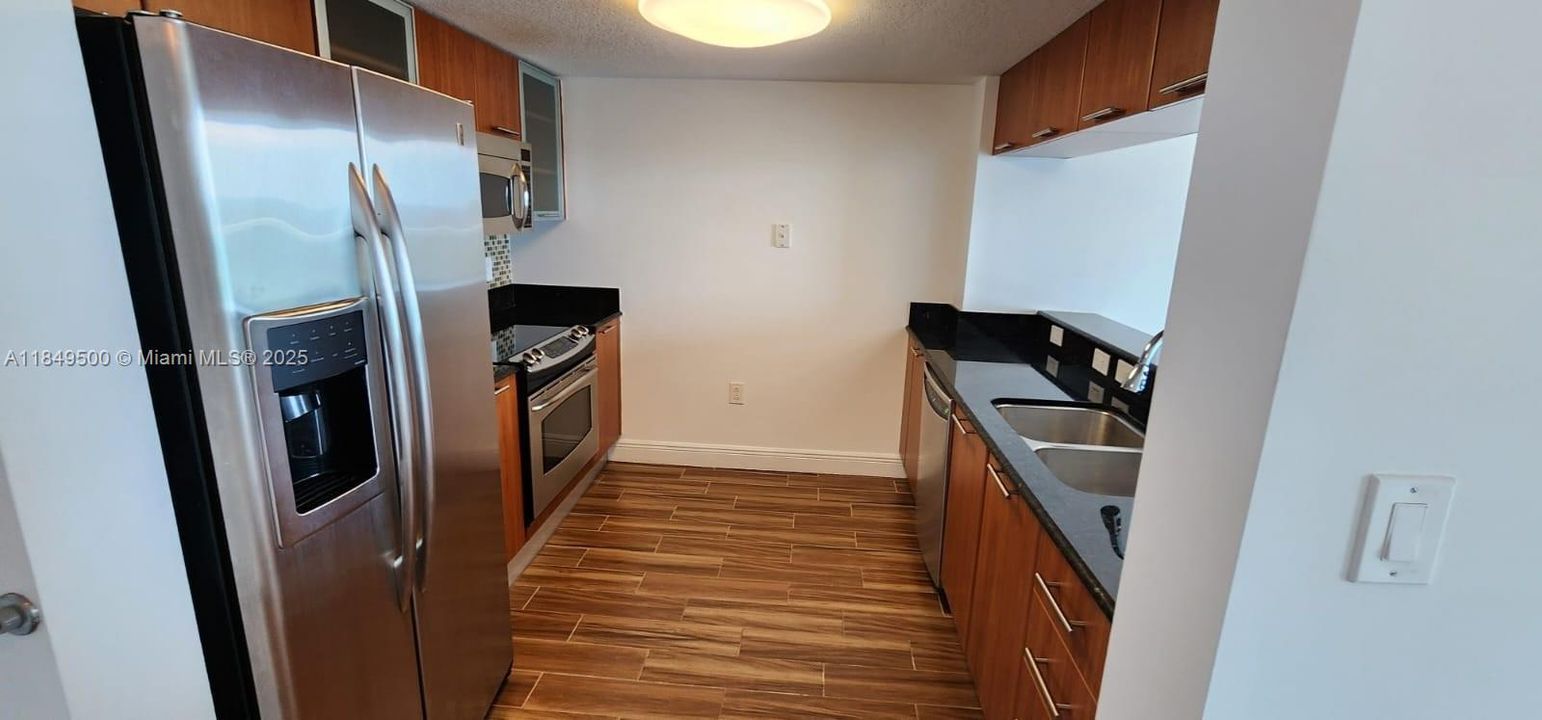 For Sale: $397,500 (1 beds, 1 baths, 839 Square Feet)