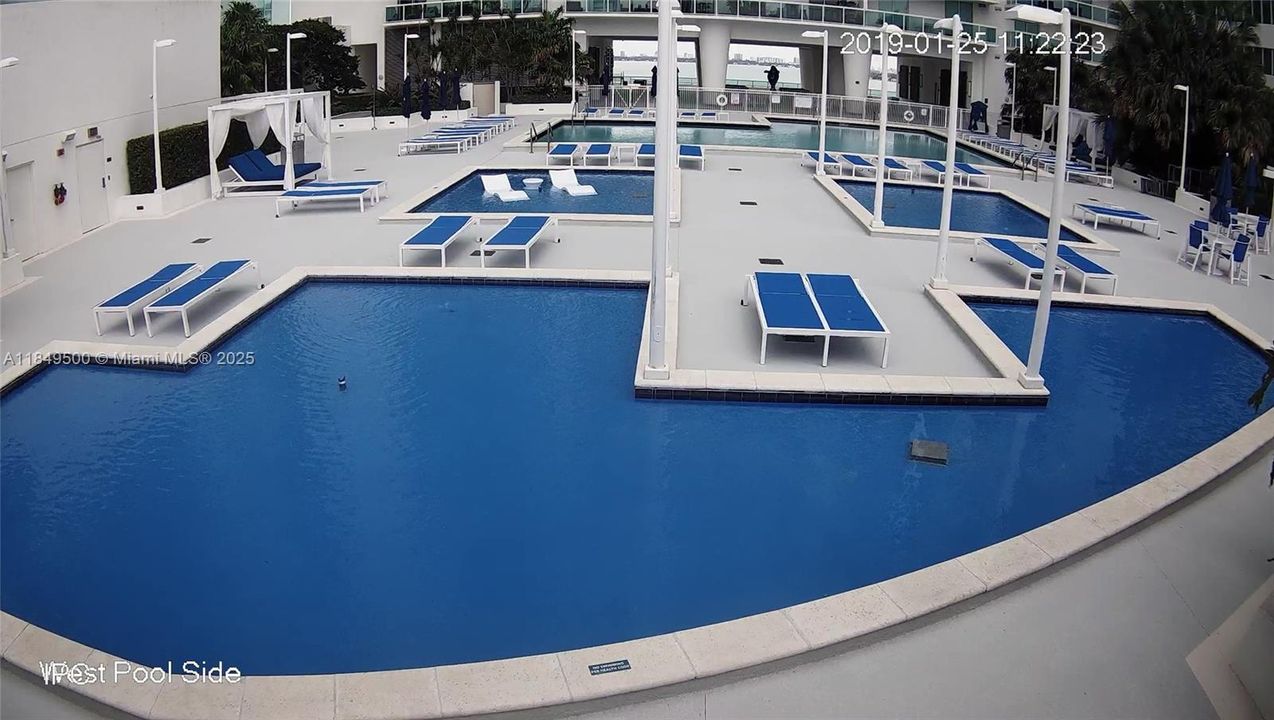 For Sale: $397,500 (1 beds, 1 baths, 839 Square Feet)