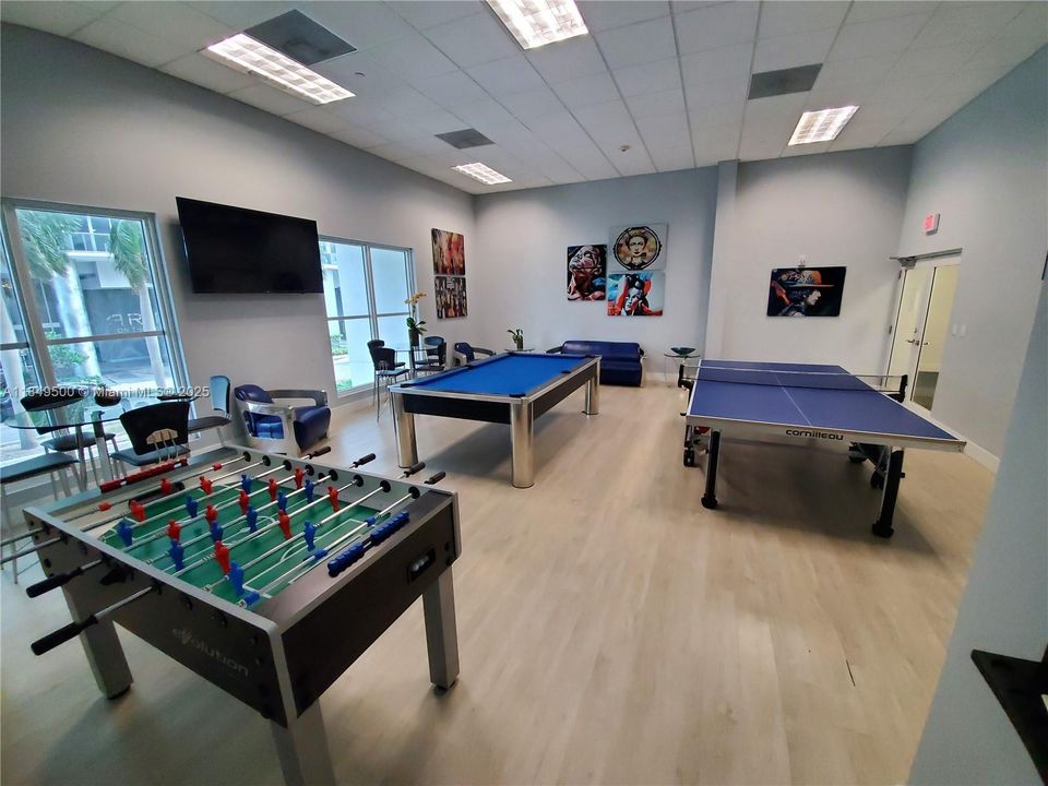 For Sale: $397,500 (1 beds, 1 baths, 839 Square Feet)