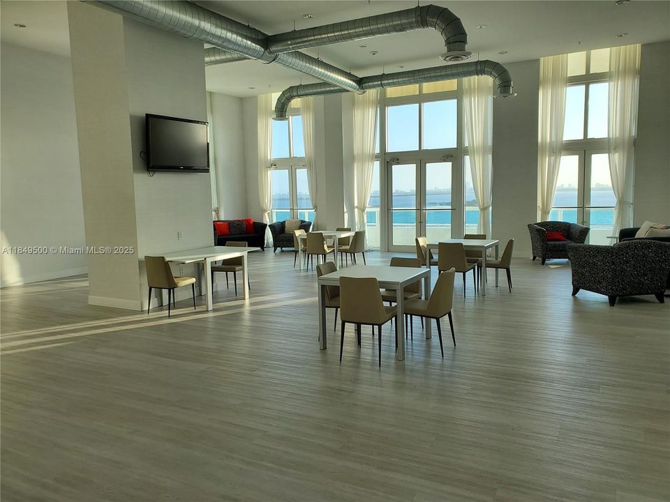 For Sale: $397,500 (1 beds, 1 baths, 839 Square Feet)