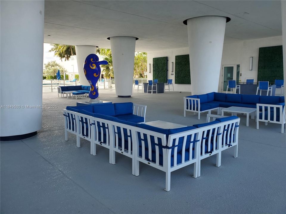 For Sale: $397,500 (1 beds, 1 baths, 839 Square Feet)