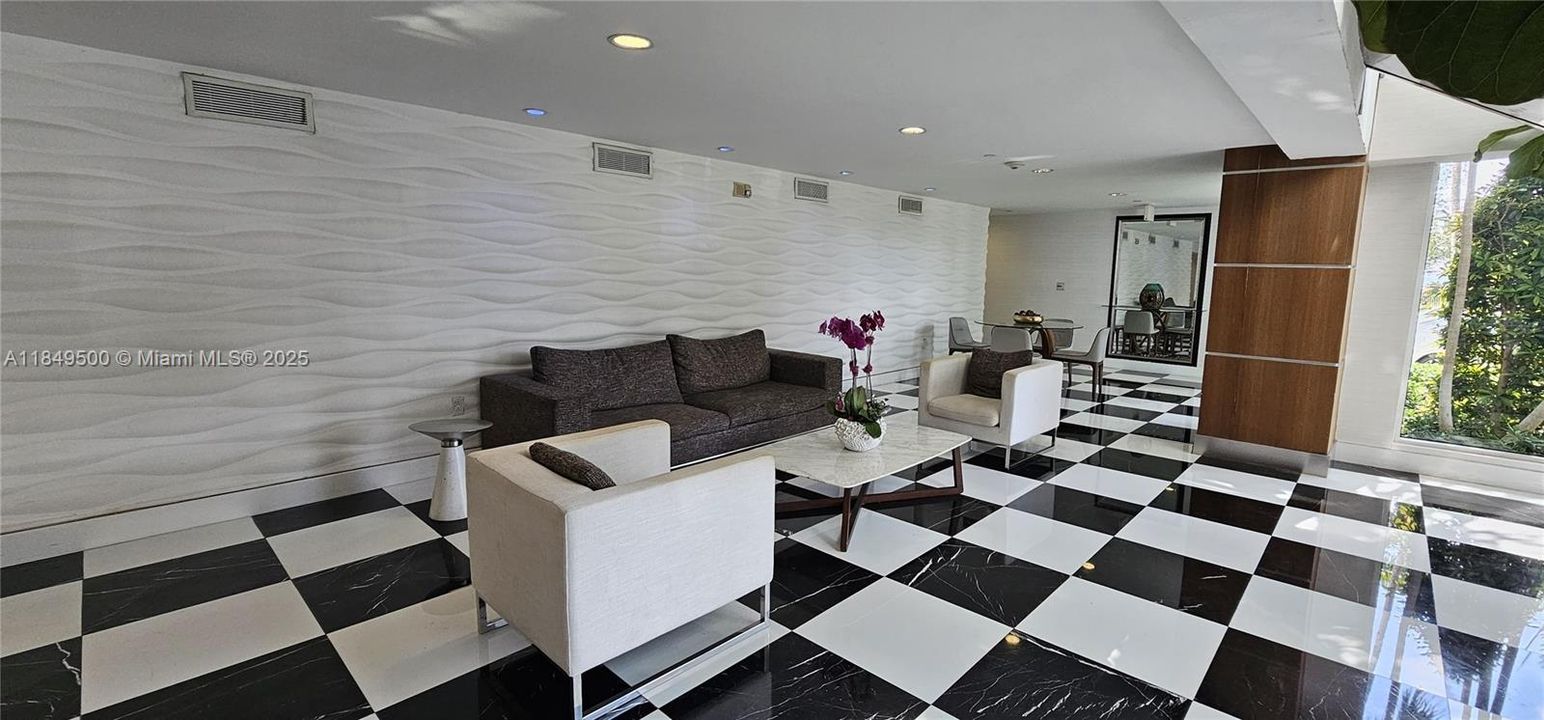 For Sale: $397,500 (1 beds, 1 baths, 839 Square Feet)