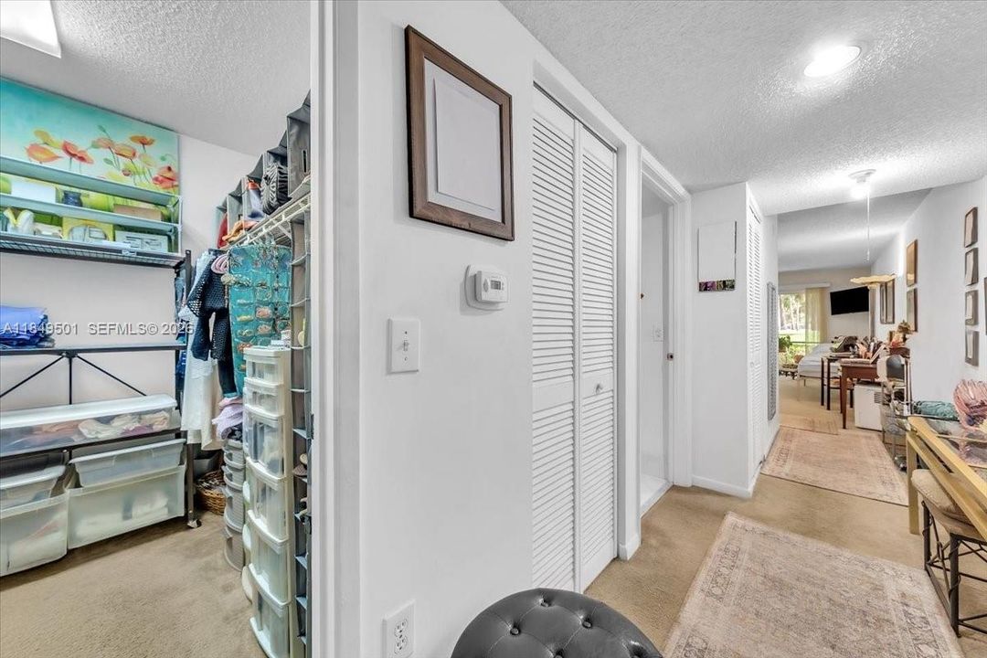 For Sale: $119,990 (1 beds, 1 baths, 525 Square Feet)