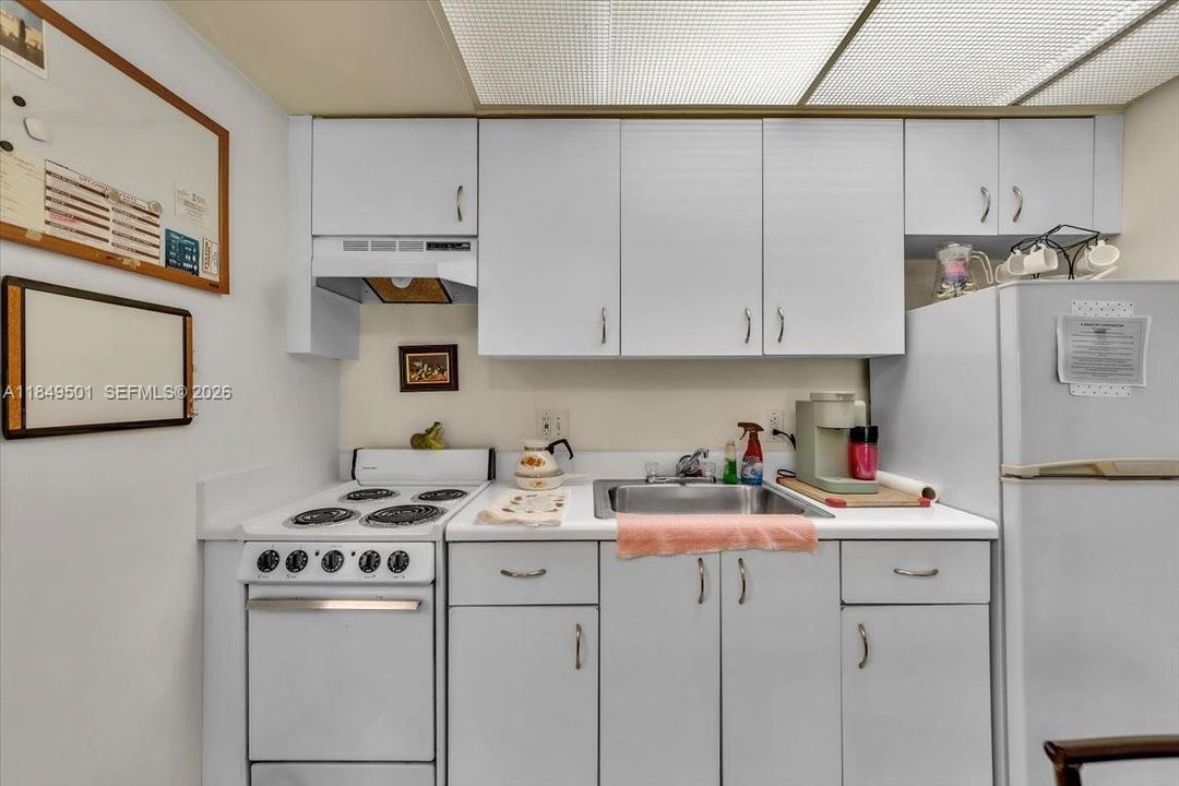 For Sale: $119,990 (1 beds, 1 baths, 525 Square Feet)