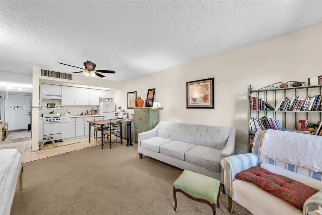 For Sale: $119,990 (1 beds, 1 baths, 525 Square Feet)