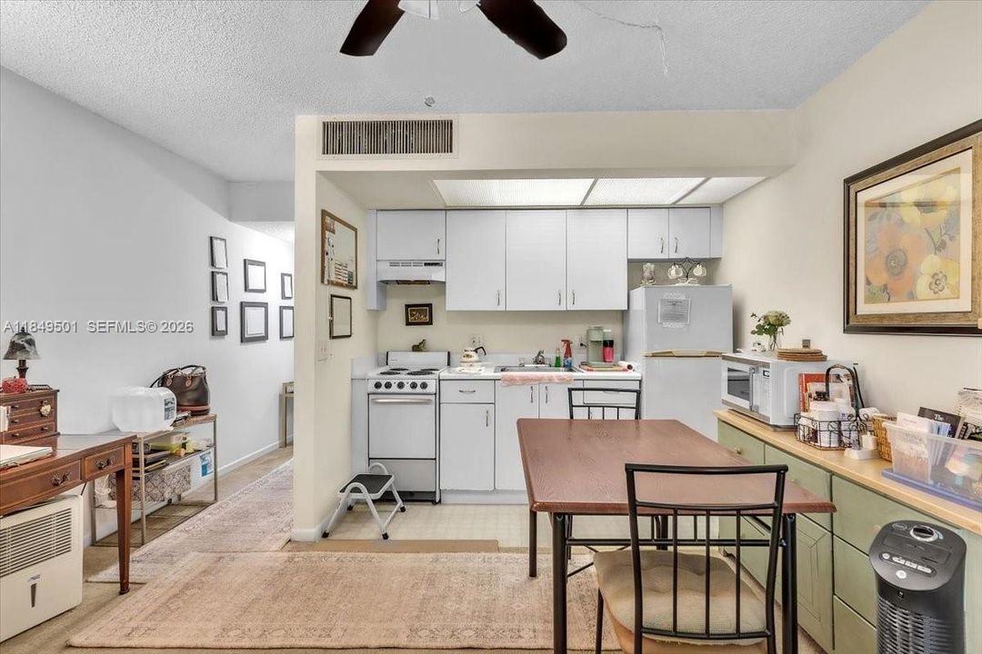 For Sale: $119,990 (1 beds, 1 baths, 525 Square Feet)