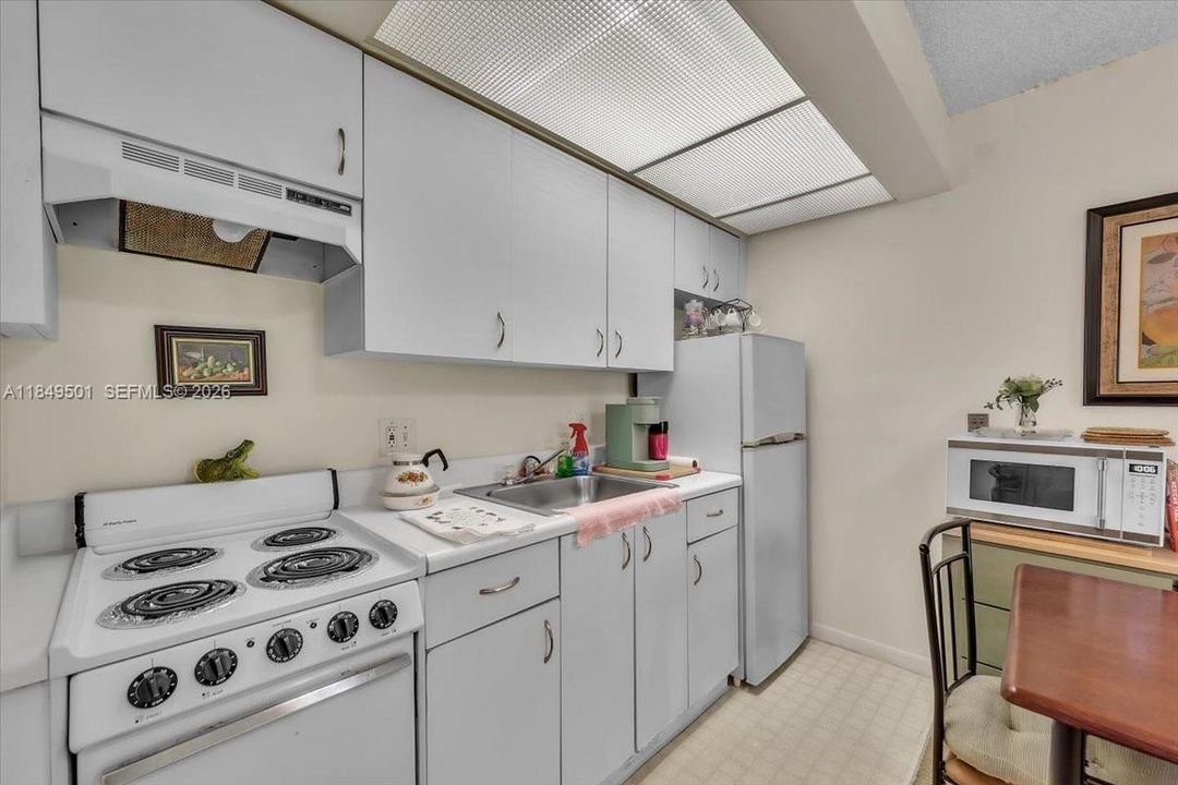 For Sale: $119,990 (1 beds, 1 baths, 525 Square Feet)
