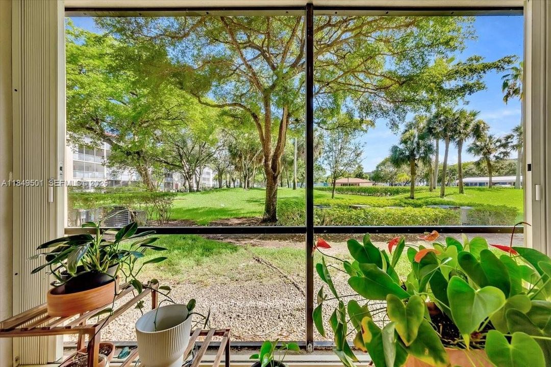 For Sale: $119,990 (1 beds, 1 baths, 525 Square Feet)
