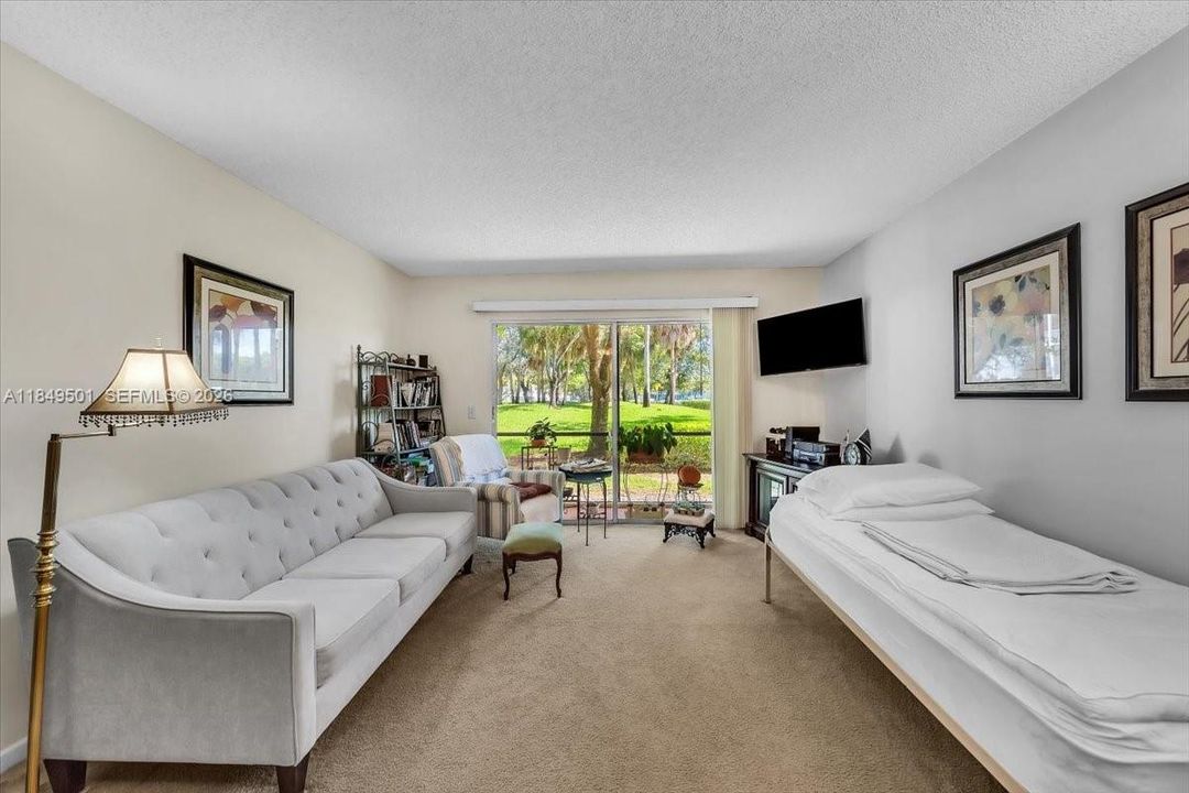 For Sale: $119,990 (1 beds, 1 baths, 525 Square Feet)