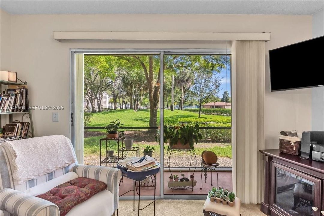 For Sale: $119,990 (1 beds, 1 baths, 525 Square Feet)
