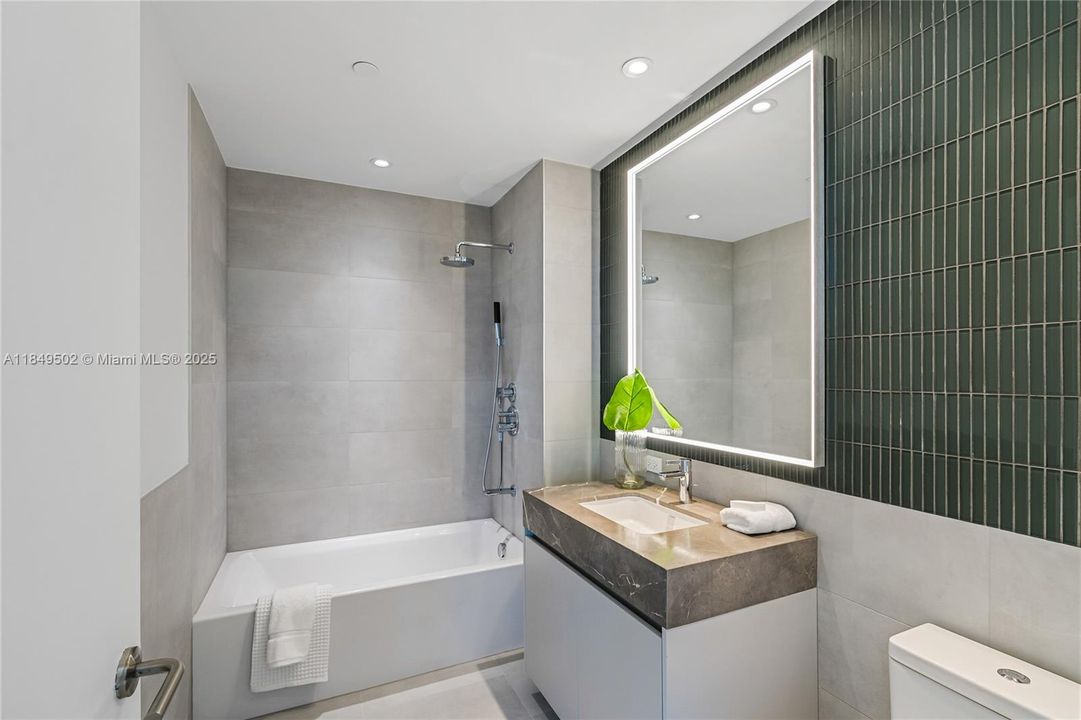 For Sale: $3,345,000 (2 beds, 2 baths, 1389 Square Feet)