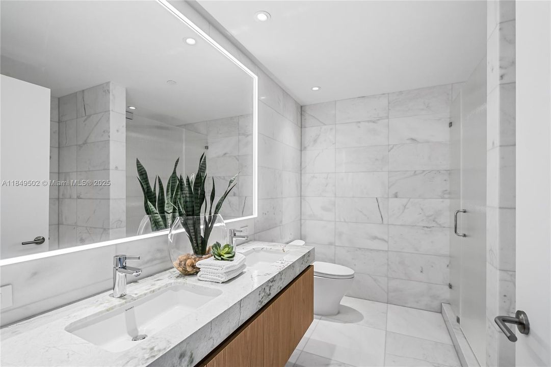 For Sale: $3,345,000 (2 beds, 2 baths, 1389 Square Feet)