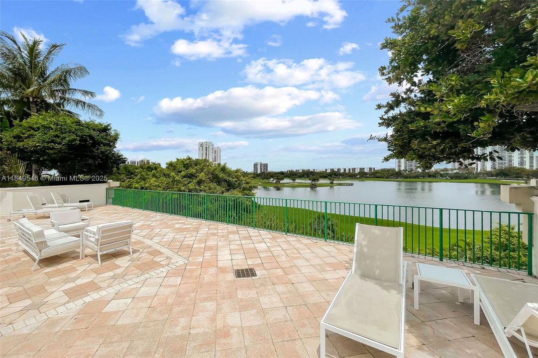 For Sale: $325,000 (1 beds, 1 baths, 919 Square Feet)