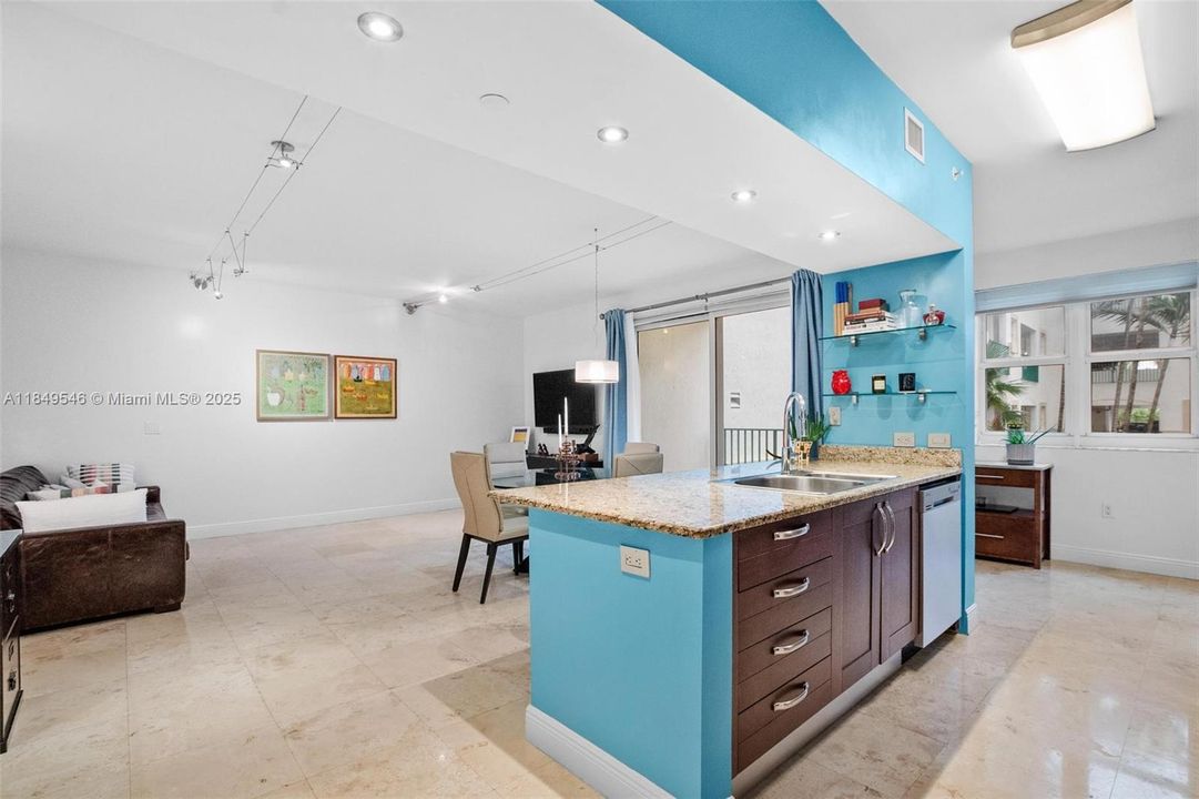 For Sale: $325,000 (1 beds, 1 baths, 919 Square Feet)