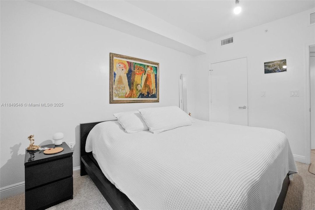 For Sale: $325,000 (1 beds, 1 baths, 919 Square Feet)