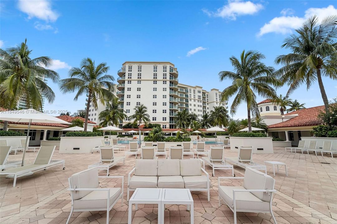 For Sale: $325,000 (1 beds, 1 baths, 919 Square Feet)