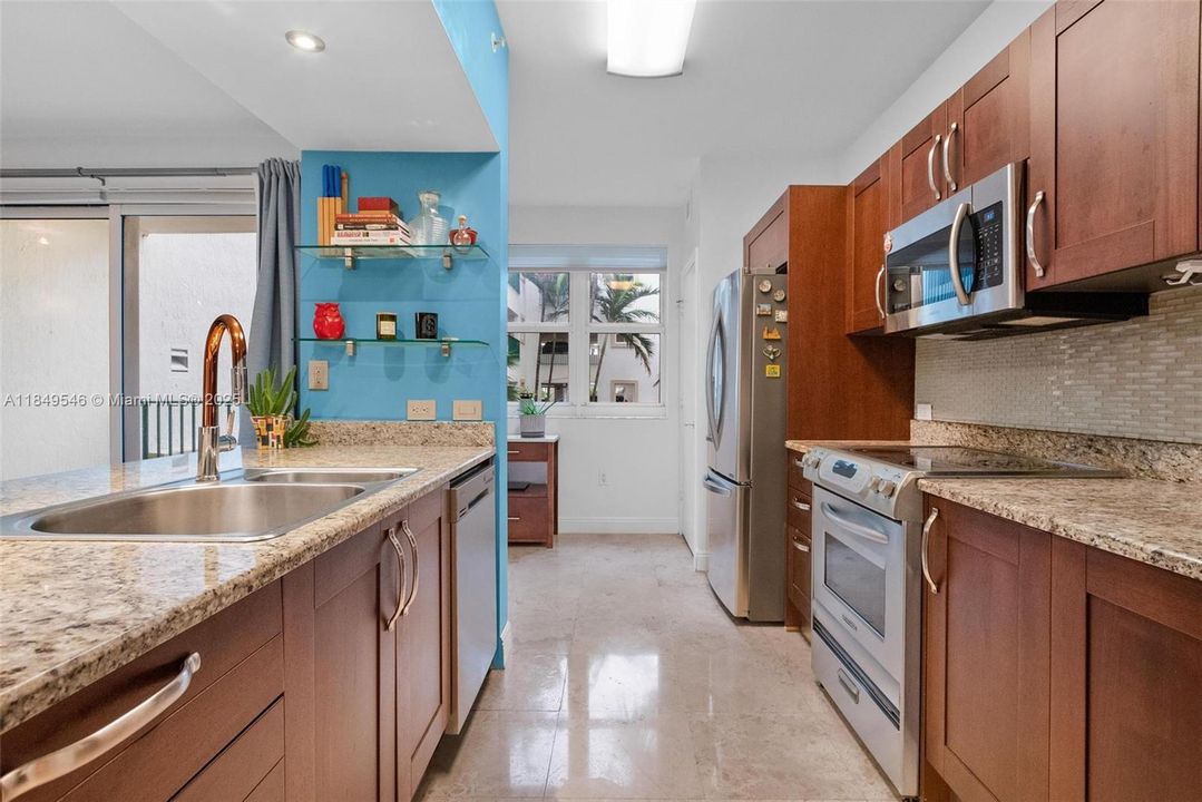 For Sale: $325,000 (1 beds, 1 baths, 919 Square Feet)