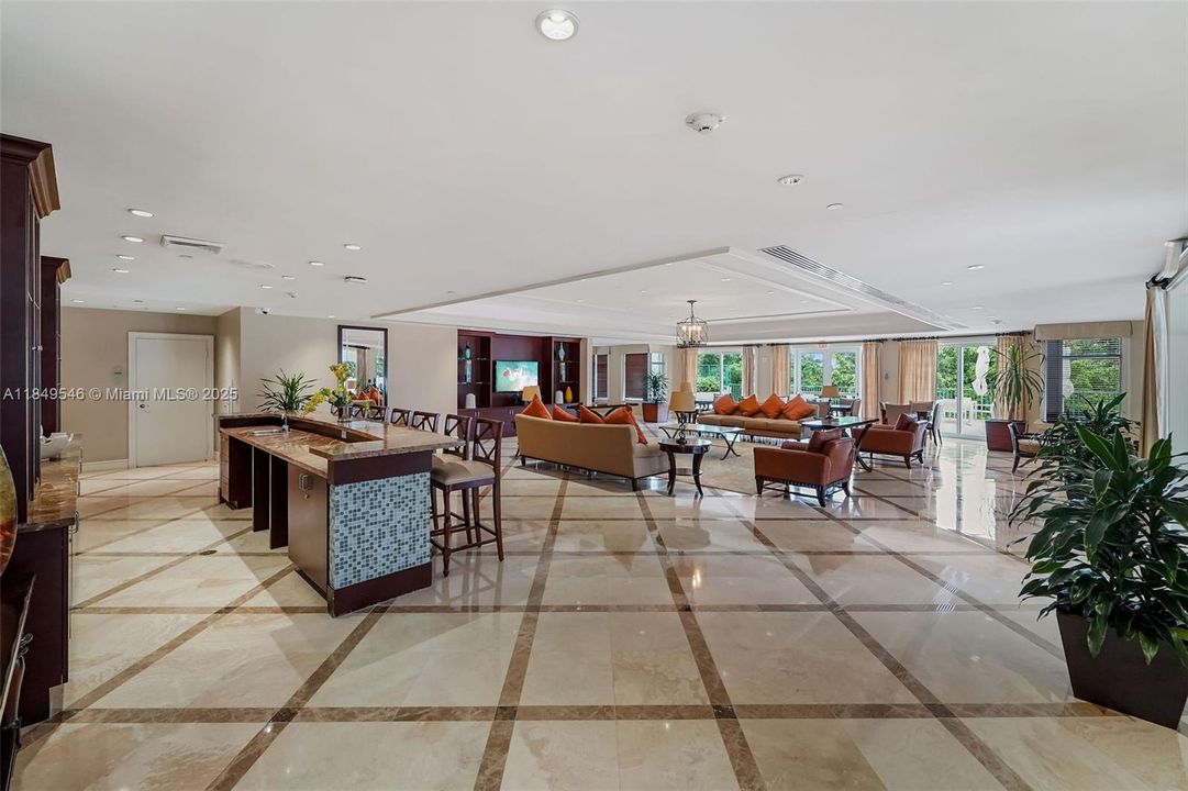 For Sale: $325,000 (1 beds, 1 baths, 919 Square Feet)