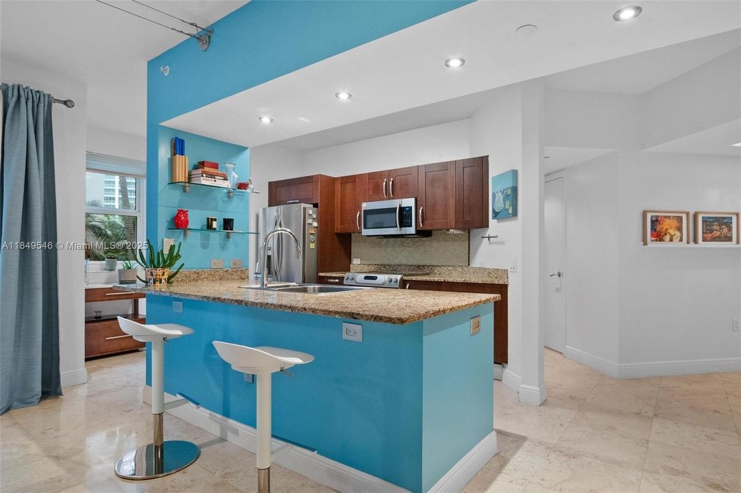 For Sale: $325,000 (1 beds, 1 baths, 919 Square Feet)