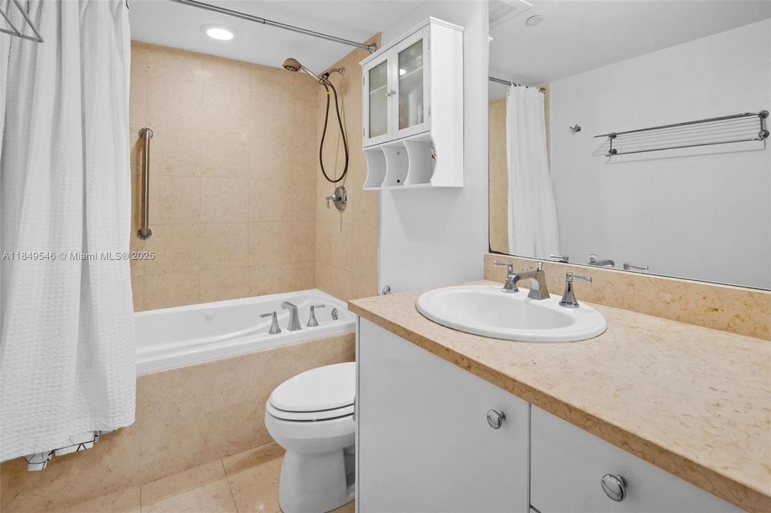 For Sale: $325,000 (1 beds, 1 baths, 919 Square Feet)