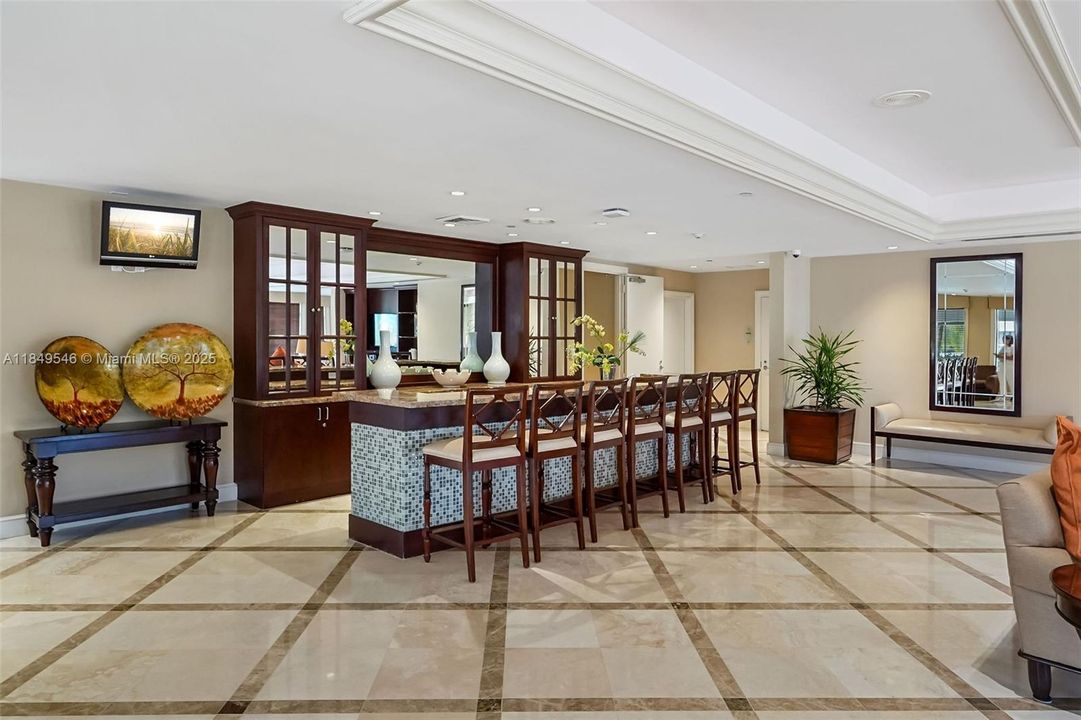 For Sale: $325,000 (1 beds, 1 baths, 919 Square Feet)