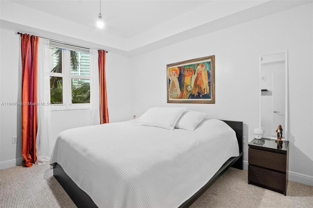 For Sale: $325,000 (1 beds, 1 baths, 919 Square Feet)