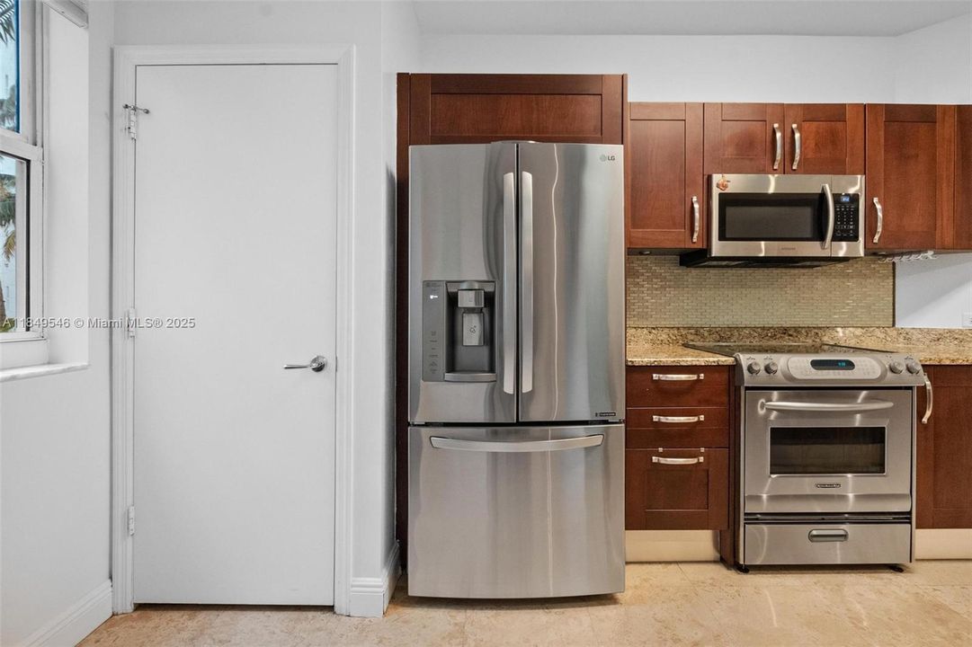 For Sale: $325,000 (1 beds, 1 baths, 919 Square Feet)