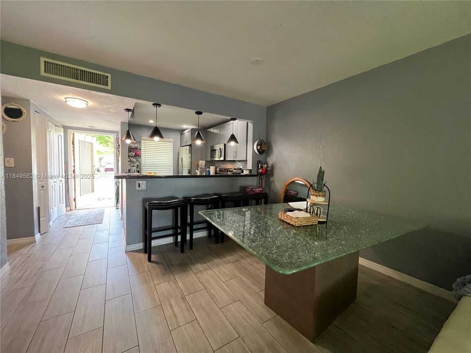 En Venta: $159,900 (2 camas, 2 baños, 880 Pies cuadrados)