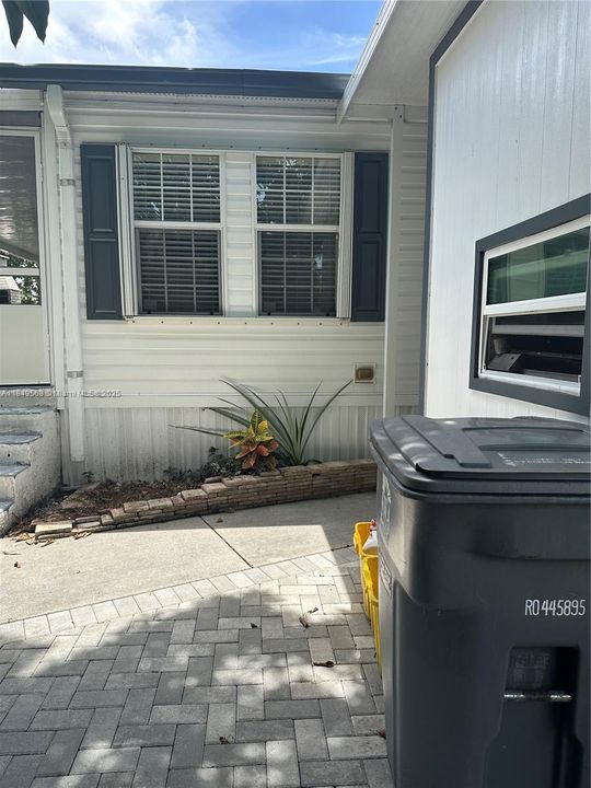 Active With Contract: $368,000 (3 beds, 2 baths, 1404 Square Feet)