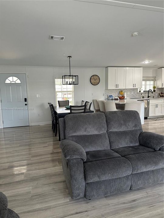 Active With Contract: $368,000 (3 beds, 2 baths, 1404 Square Feet)