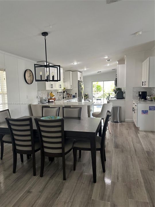 Active With Contract: $368,000 (3 beds, 2 baths, 1404 Square Feet)