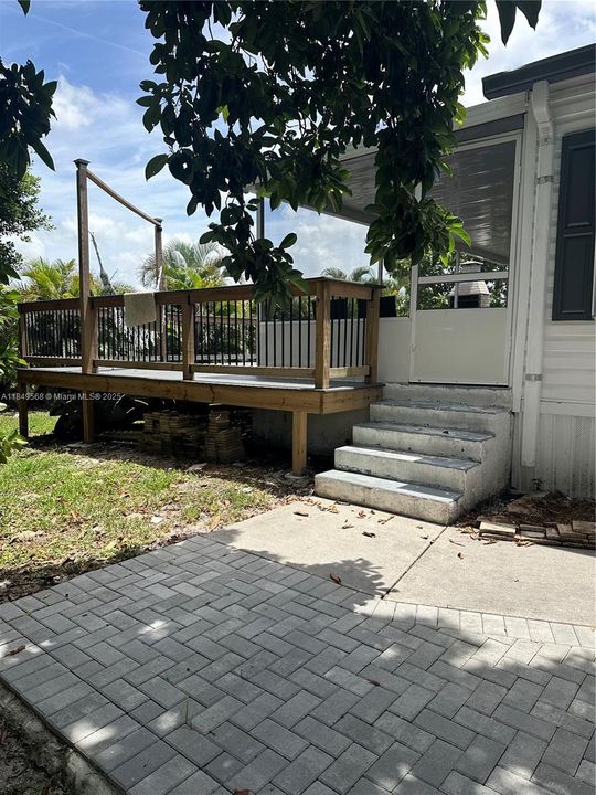 Active With Contract: $368,000 (3 beds, 2 baths, 1404 Square Feet)